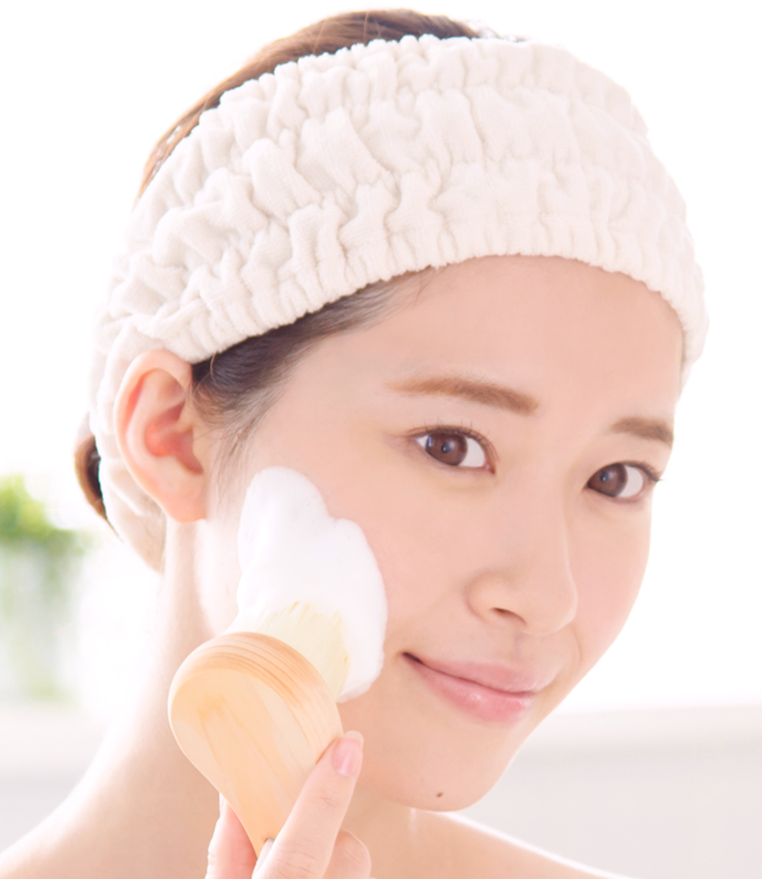 ALTY Facial cleansing brush in USE