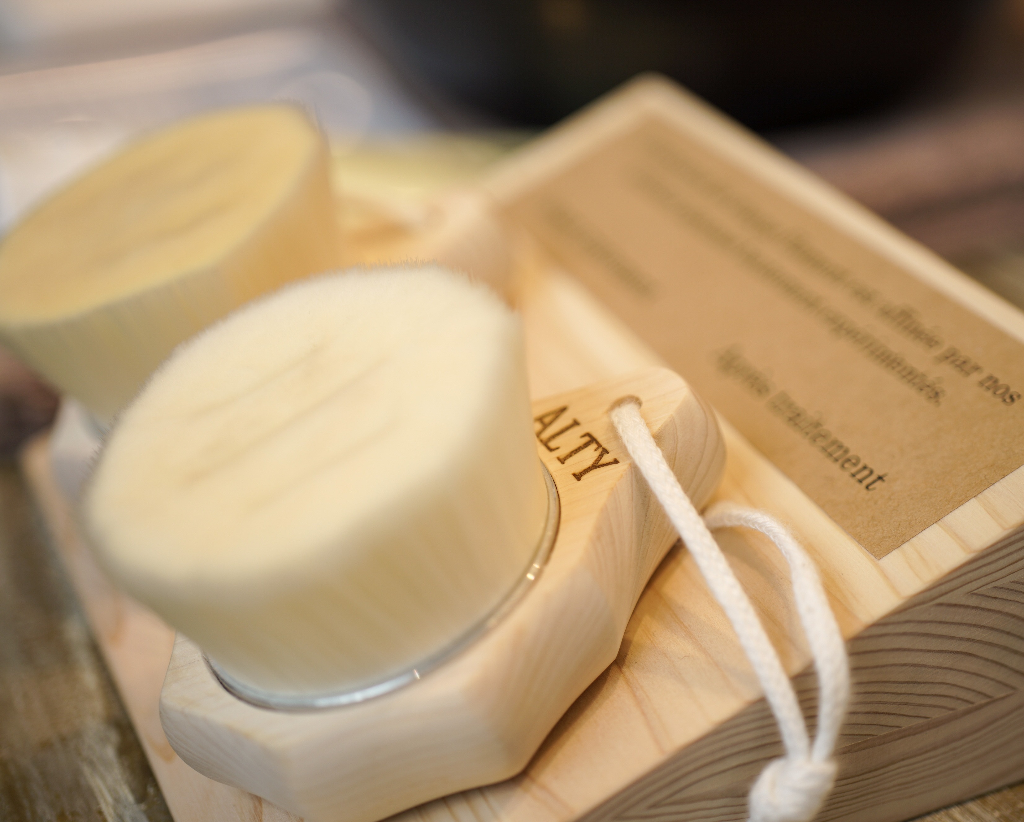 ALTY face & decollete cleansing brush